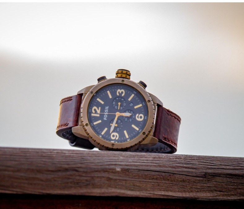 Contudo, sua popularização e aceitação pelos homens ocorreu no início do século 20, impulsionada pelo aviador Santos Dumont e o relojoeiro Louis Cartier com o Cartier Santos em 1904. Ele utilizava enquanto voava, facilitando a verificação do tempo sem usar as mãos. 