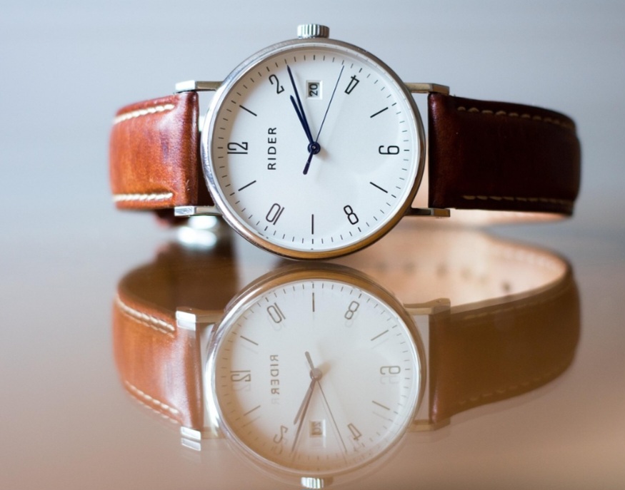 O relógio de pulso é um dos acessórios mais utilizados atualmente, visto que oferece não apenas praticidade, mas também identidade visual e estilo. Minimalistas e versáteis, chamam atenção na medida certa e combinam com as mais diferentes composições visuais. 