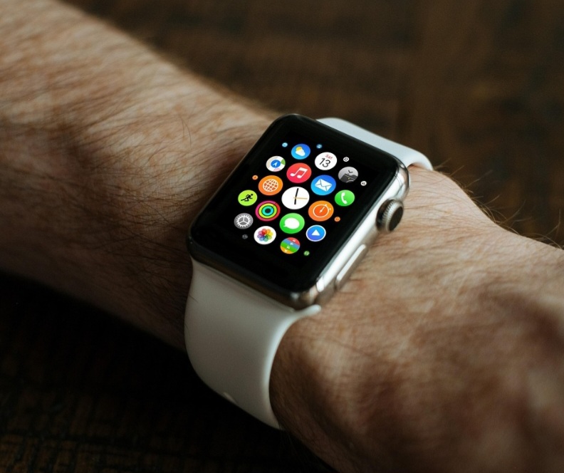 Produtos focados na tecnologia e na conectividade. Isso porque por meio deles, há a possibilidade de utilizar os aparelhos para monitorar o bem-estar.