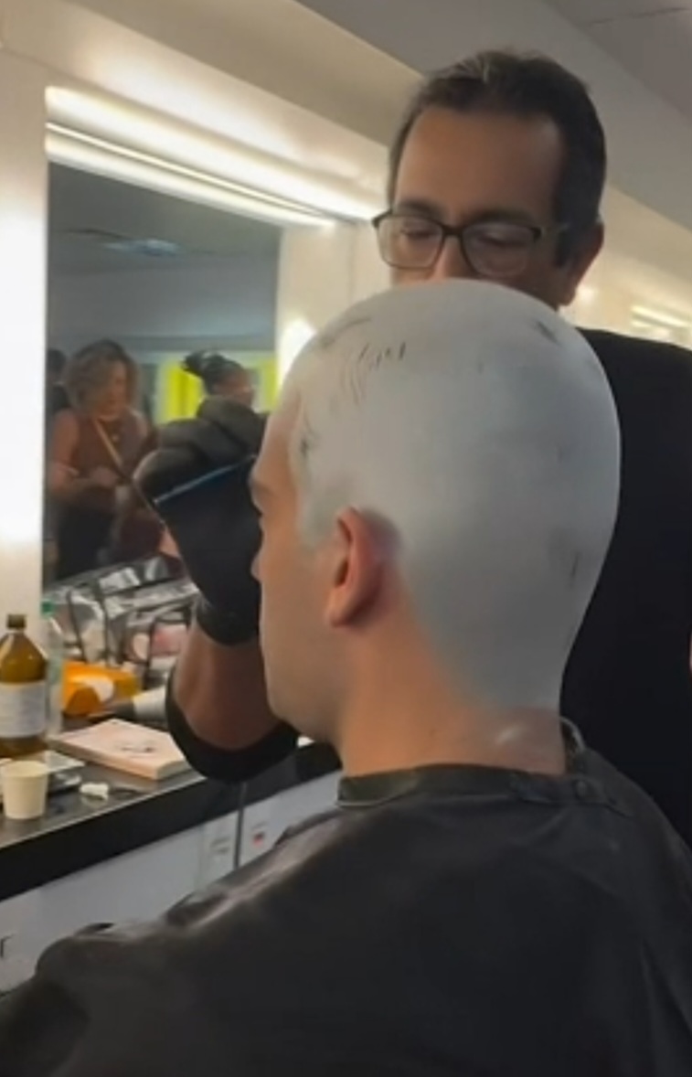 Ainda em 2025, fez sucesso como Afonso Roitman, filho de Odete, personagem principal do remake de Vale Tudo. O ator quase precisou ficar careca durante as gravações, sabia dessa?
