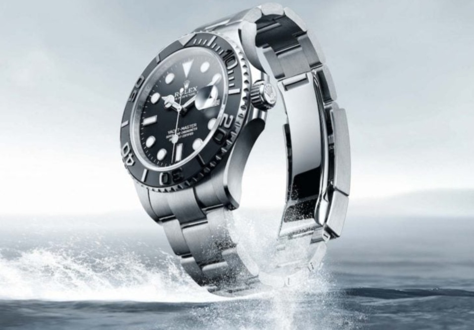 Entre os relógios de pulso, destacam-se o Rolex, que justificam o preço elevado pela sua qualidade intrínseca, que inclui o uso de materiais nobres, precisão e acabamento impecáveis, e pela valorização da marca.