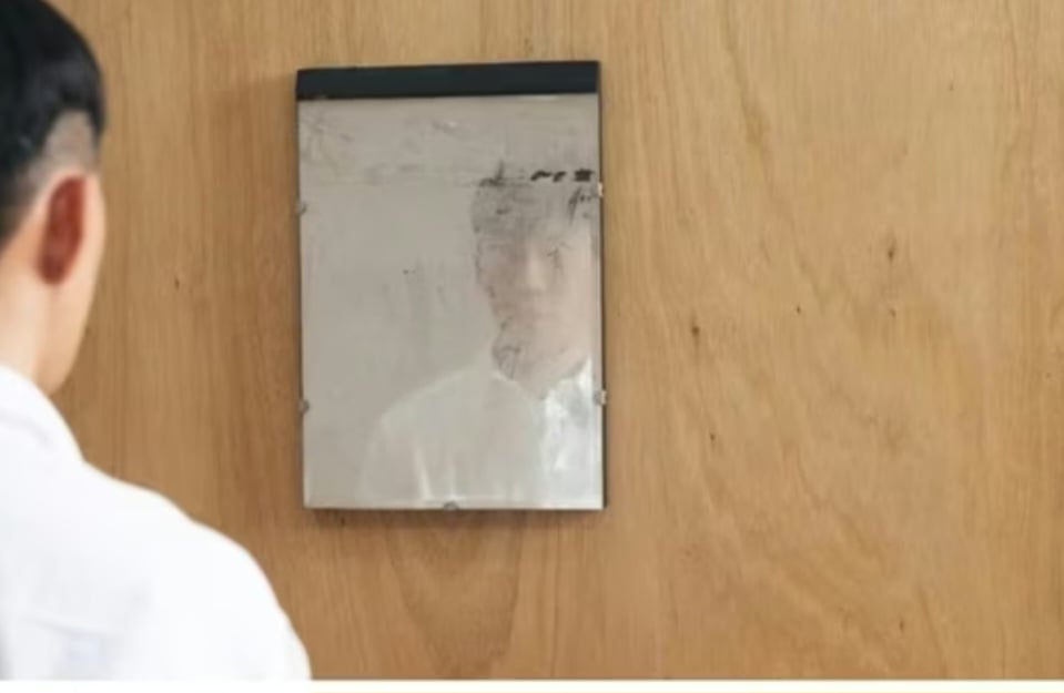 Um voluntário do Museu de Arte de Keelung, em Taiwan, danificou acidentalmente uma obra da exposição “We Are Me” ao tentar limpá-la, no dia 3. O incidente levou o Departamento de Cultura e Turismo da cidade a emitir um pedido público de desculpas dias depois.