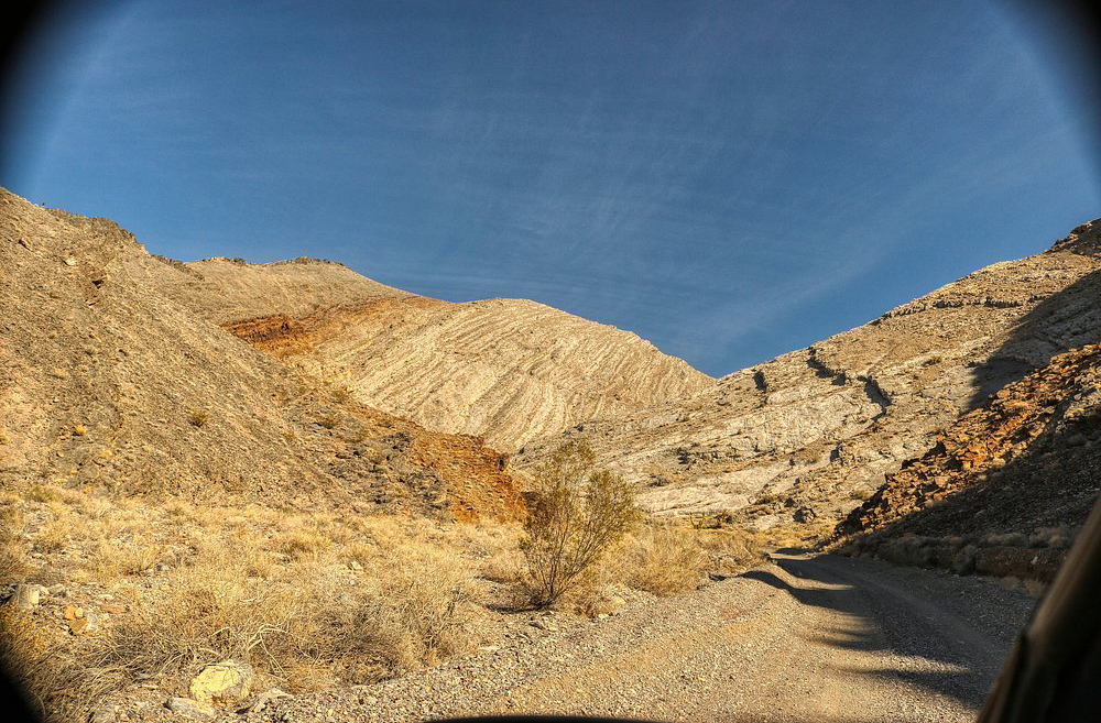 Além das pedras deslizantes, o Vale da Morte é famoso por sua beleza árida. Dunas douradas, montanhas coloridas e salinas brancas compõem cenários impressionantes. A luz do pôr do sol transforma o deserto em um espetáculo de cores. Essa paisagem hostil é, paradoxalmente, uma das mais fotogênicas do mundo. O contraste entre vida e desolação encanta fotógrafos e viajantes.