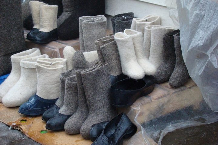 Valenki (Rússia): Botas tradicionais feitas de feltro de lã, usadas para suportar os invernos rigorosos da Rússia.