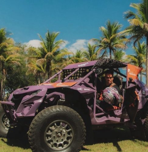 Ele pilotou um Veículo Utilitário de Tarefa (UTV) adaptado ao lado do navegador Fábio Machado, acelerando e freando com a mão esquerda e controlando o volante com a direita.