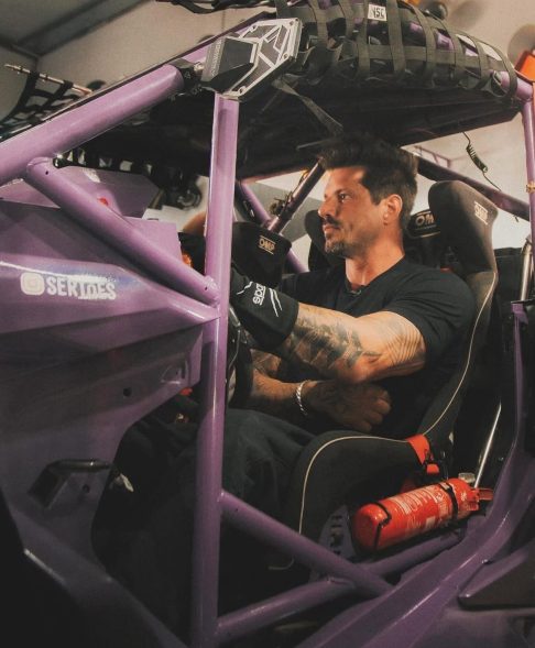 No fim de julho, Fernando acrescentou mais uma façanha à sua trajetória: participou de duas das etapas mais difíceis do Rally dos Sertões 2025, percorrendo 948 km entre a Bahia e Pernambuco.