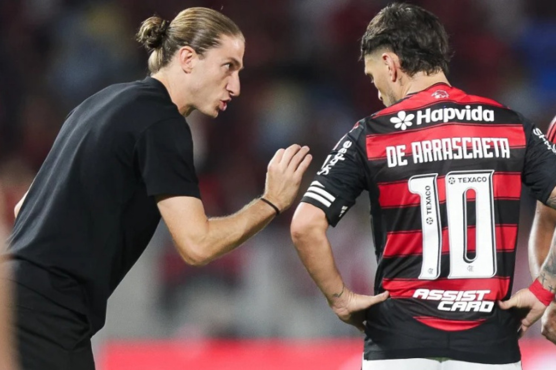 Técnico Filipe Luis e meia Arrascaeta em partida pelo Flamengo no Maracanã (Foto: Gilvan de Souza/Flamengo)