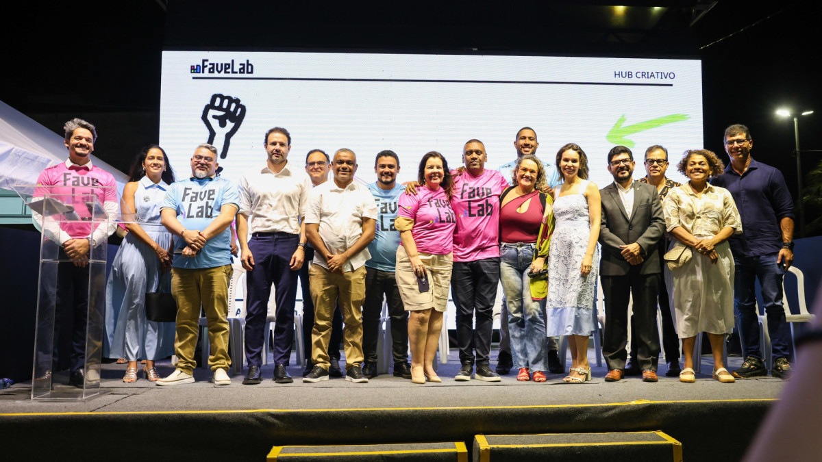 Representantes da CUFA, Governo do Ceará, Prefeitura de Fortaleza e Banco do Nordeste durante o lançamento do Favela Hub, voltado à formação e geração de renda para juventudes periféricas