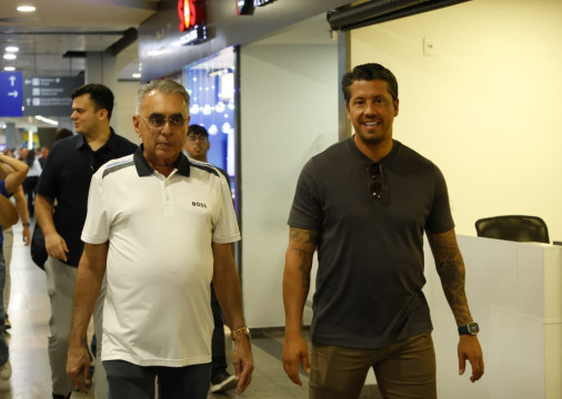 Diretor de futebol do Fortaleza, Sérgio Papellin, recepcionando o treinador Thiago Carpini