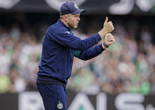 Técnico Mozart no jogo Coritiba x Athletic-MG, no Couto Pereira, pelo Campeonato Brasileiro Série B 2025