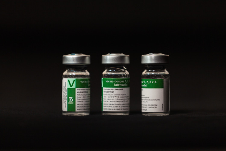 Batizado de Butantan-DV, o imunizante demonstrou, nas tr&ecirc;s fases de testes, proporcionar a mesma efic&aacute;cia que a vacina em uso atualmente, a Qdenga, da farmac&ecirc;utica japonesa Takeda