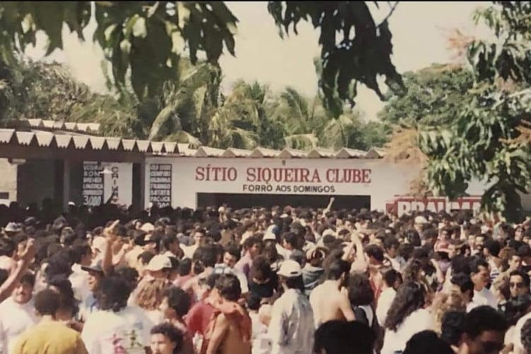 Sítio Siqueira Clube foi uma das casas de forró de Fortaleza abordadas na reportagem especial do O POVO+. Local oferecia forró "aos domingos", como anunciado na entrada