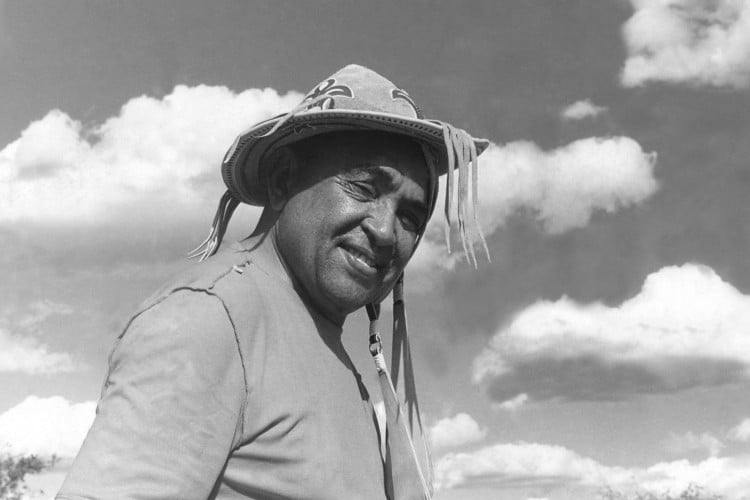 Luiz Gonzaga em Exu, Pernambuco, em meados de 1972. Rei do Baião ficou conhecido por criar imagem do forrozeiro tradicional. 