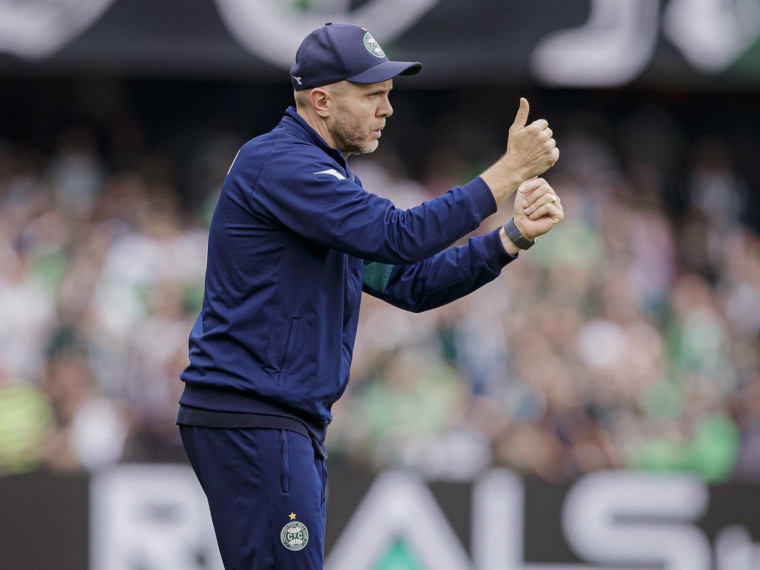 Técnico Mozart no jogo Coritiba x Athletic-MG, no Couto Pereira, pelo Campeonato Brasileiro Série B 2025