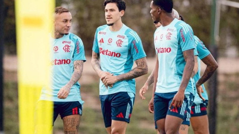 Atacante participa de treino com o grupo pela primeira vez desde a fratura no braço, e técnico admite mudanças na equipe para este sábado (13) 