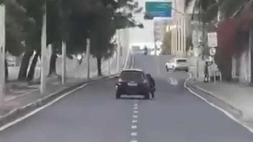Suspeito pendurou no carro durante tentativa de roubo no bairro Mucuripe, em Fortaleza 