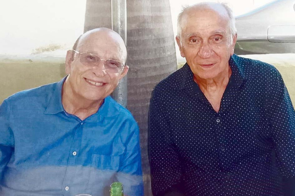 Nelson Montenegro e o muito justamente esticado presidente da Associação Comercial, João Guimarães, que brindou jubilado com Troféu Carnaúba(Foto: acervo pessoal)