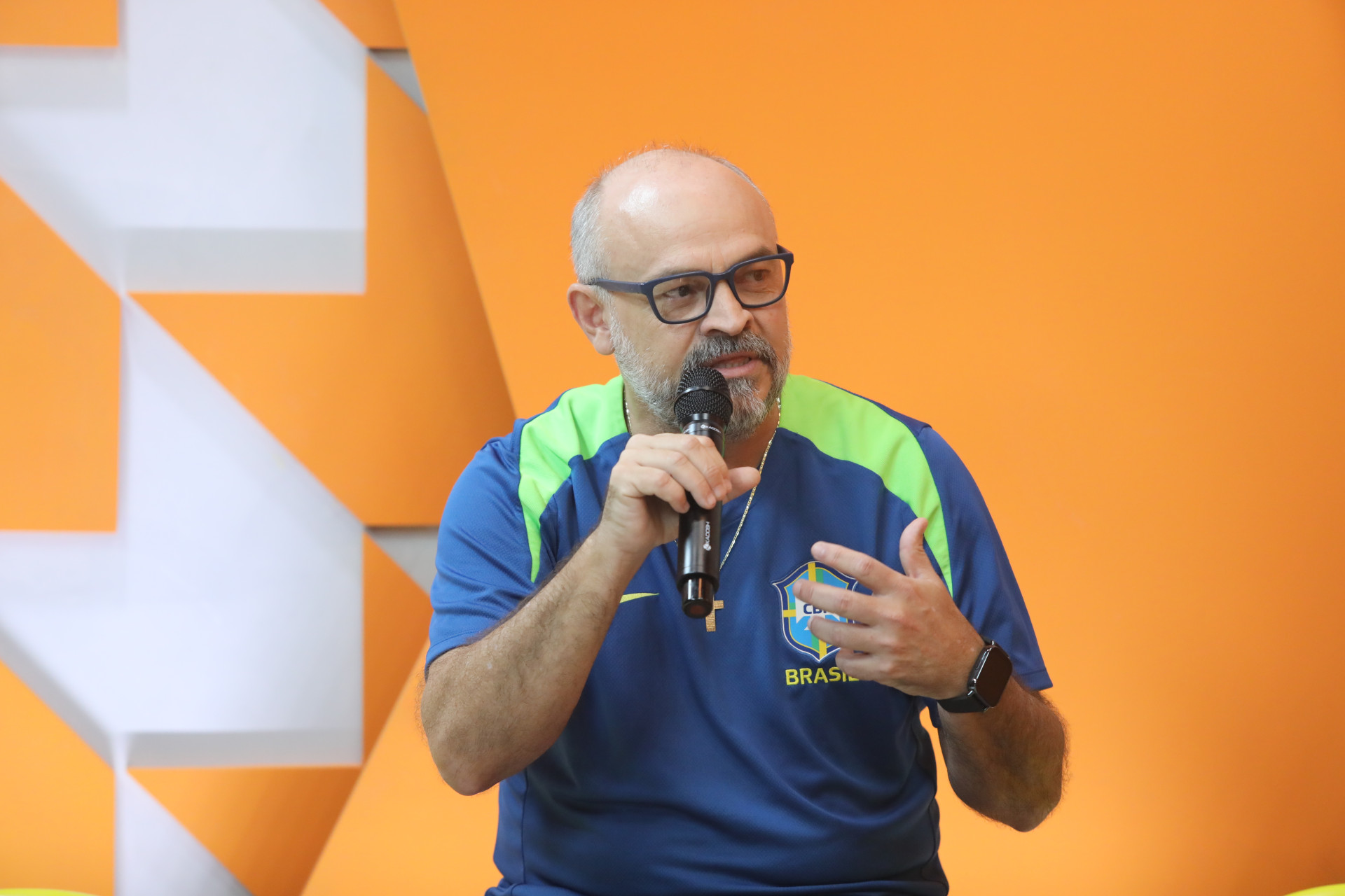 Wilson Sabóia, técnico da seleção brasileira feminina de futebol, durante o programa Esportes O POVO (Foto: FÁBIO LIMA)
