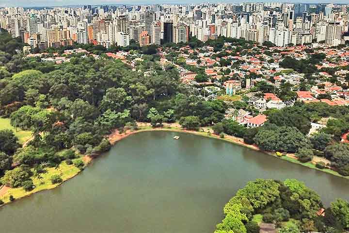 A capital, São Paulo, tem 11.451.245 habitantes e é uma metrópole global.  Guarulhos, com 1.291.784 habitantes, é um importante polo industrial e abriga o maior aeroporto do país. 