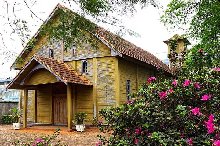O principal articulador da criação e construção da Capela Santa Cruz foi o vigário pioneiro de Maringá, padre Emílio Scherer. Situada no assentamento urbano originário, a capela veio da vontade da população católica de ter um espaço para praticar sua fé. 