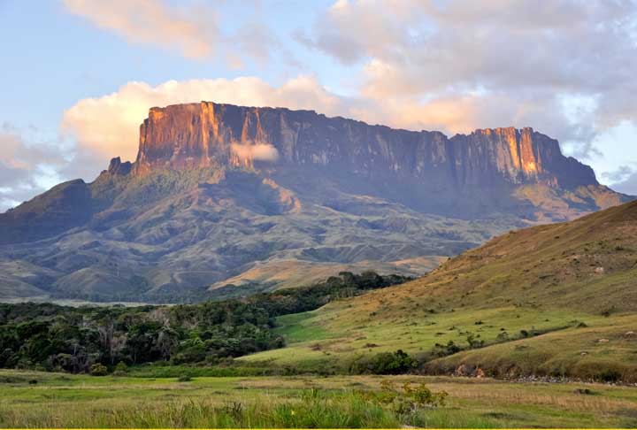 Roraima (Brasil/Venezuela/Guiana) – Esse imenso tepui (montanha de topo plano) tem escarpas verticais e é uma das formações geológicas mais antigas da Terra. Inspiração para o livro O Mundo Perdido, seu platô abriga ecossistemas únicos, com espécies endêmicas de flora e fauna.
