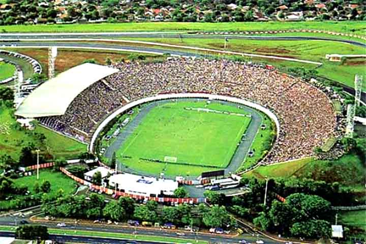 A cidade conta com ciclovias e áreas voltadas à prática esportiva, o que incentiva hábitos mais saudáveis. O clima subtropical, com verões quentes e invernos amenos, contribui para um cotidiano confortável ao longo do ano.