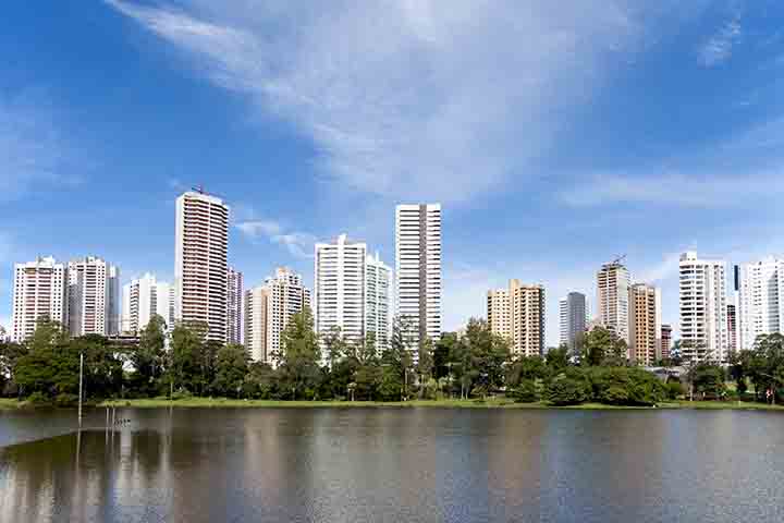 A atenção básica é fortalecida por equipes multiprofissionais, e há investimentos constantes na melhoria dos serviços, o que garante mais segurança e agilidade no atendimento à população.