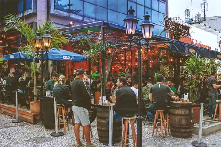 Ao lado desse cenário carregado de memória, novos espaços vêm ganhando protagonismo e ajudando a impulsionar uma transformação vibrante no quarteirão, com “energia renovada”, na definição da “Time Out”.

