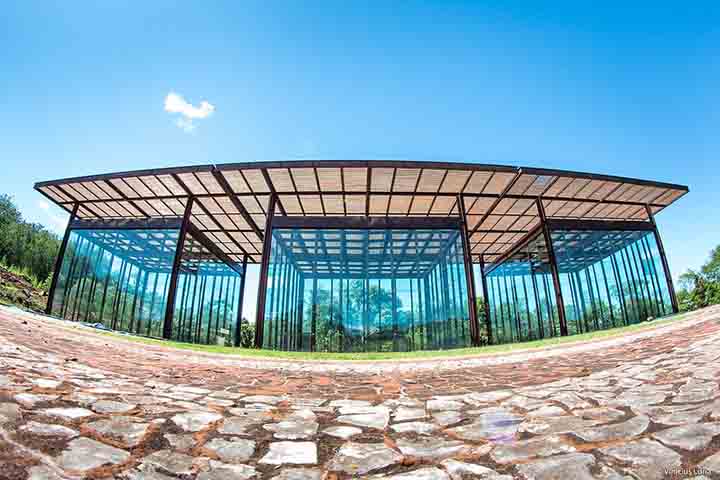 É um lugar onde o presente está sempre se renovando, sem perder a conexão com as raízes que ajudaram a construir sua identidade. Visitar, estudar ou viver em Londrina é se envolver com uma cidade que segue crescendo com inteligência e sensibilidade.