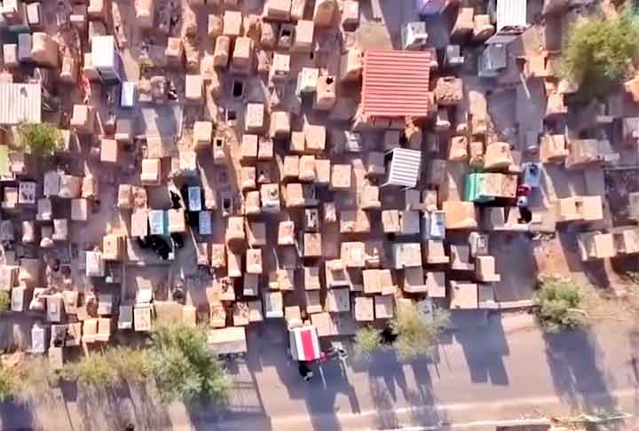 Desde a morte de Ali em 661 d.C., e seu enterro próximo a este local, as pessoas optaram por não sepultar mais seus entes queridos em outro cemitério senão no Wadi-us-Salam.