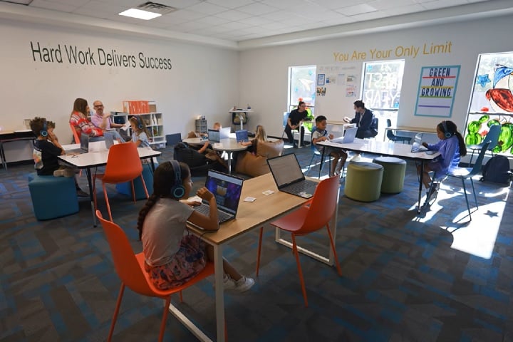 Uma escola do Texas, nos Estados Unidos, tem gerado polêmica ao adotar um modelo de ensino em que professores são substituídos por inteligência artificial.