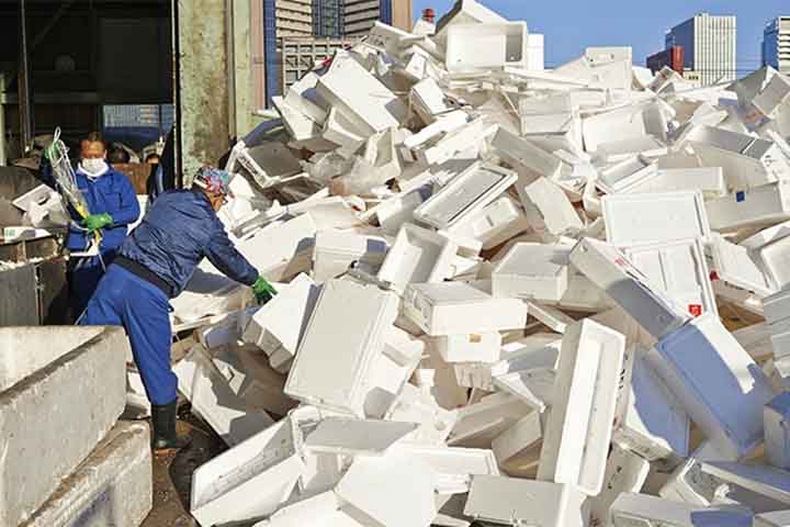Além disso, fragmentos podem ser ingeridos por animais, causando danos ambientais. O ideal, portanto, é descartar o isopor de forma que permita a reciclagem.
