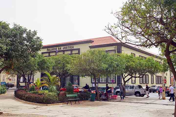 Cabo Verde também é internacionalmente reconhecido pela riqueza de sua produção artística, especialmente na música. O arquipélago é berço de gêneros tradicionais como a morna e a coladeira.
