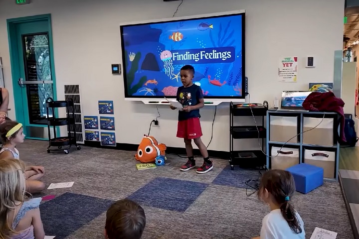 O formulário de inscrição pede explicitamente que os responsáveis informem necessidades especiais, desafios de aprendizagem e detalhes relevantes da vida familiar.