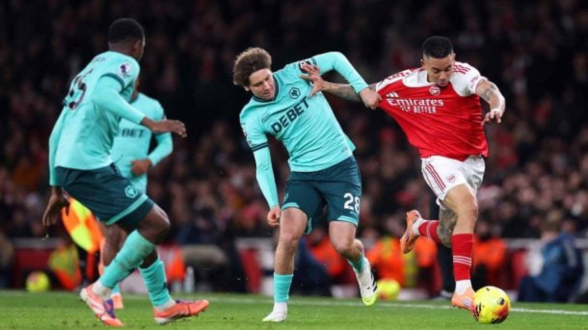 Time londrino vence por 2 a 1, mas vitória é conquistada nos acréscimos, graças a Mosquera, adversário que cabeceou contra o próprio gol