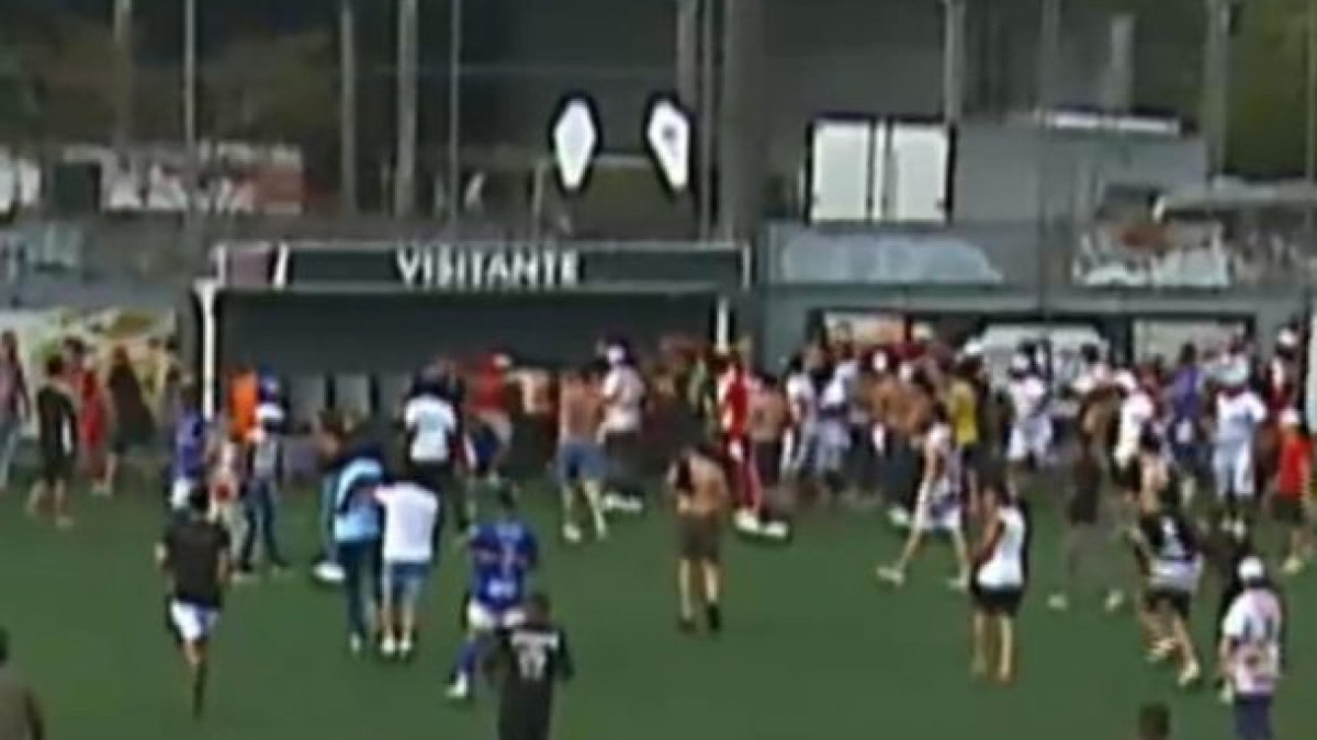 Árbitro teve que paralisar o jogo após invasão de torcedores; TJD definirá quem vai levar o troféu da competição do Paraná 