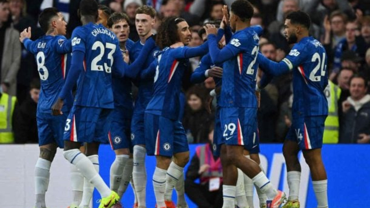 Com gols de Palmer e Gusto, Blues voltam a vencer depois de cinco tropeços seguidos e seguem na caça ao líder Arsenal