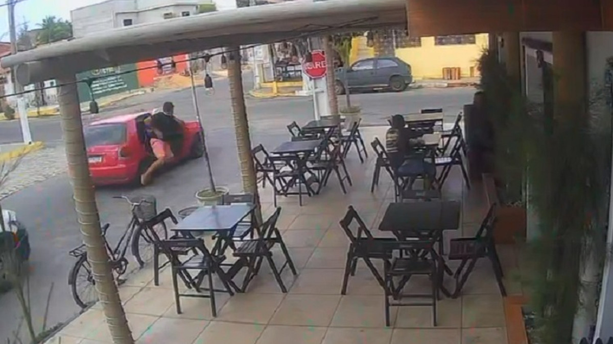 Vídeo mostra momento em que vítima de sequestro salta de carro em movimento em Aracati