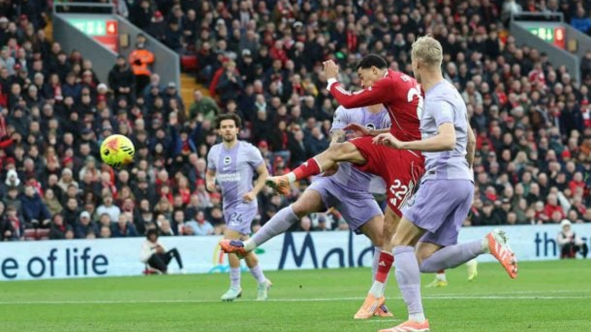 O nome do jogo, porém, foi o atacante francês Ekitike, autor dos dois gols dos Reds em Anfield Road, na abertura da 16ª rodada da Premier League
