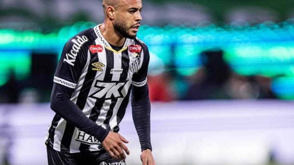 Jogador de 33 anos recebe um alto salário, mas não conseguiu se firmar na temporada, jogou poucas partidas e conviveu com problemas físicos