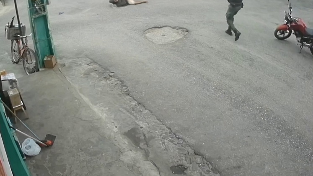 Câmera de vigilância flagrou o momento em que um PM, que se deslocava para assumir o serviço, deparou-se com um homem tentando matar outro com uma faca e rendeu o agressor