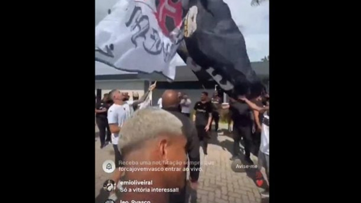 Elenco é celebrado por cerca de 100 torcedores que estiveram no portão do local de treinamento na saída dos jogadores para o hotel