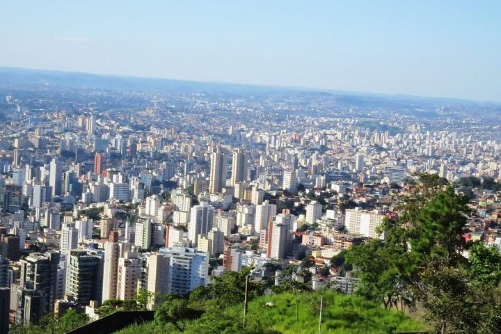 Belo Horizonte, a capital, tem 2.315.560 habitantes e é um centro administrativo e cultural.  Uberlândia, com 706.597 habitantes, destaca-se como um importante polo logístico e educacional. 
