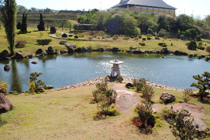 Uma configuração que favorece a circulação de pessoas e facilita ações de limpeza, varrição e manutenção, o que chamou a atenção do exterior.