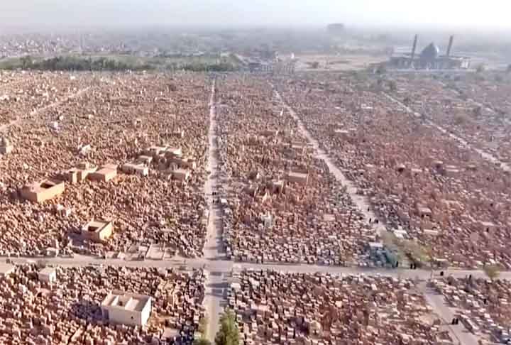 Não existem mapas para guiar os visitantes pelo cemitério, que pode se tornar um enorme e complexo labirinto.  