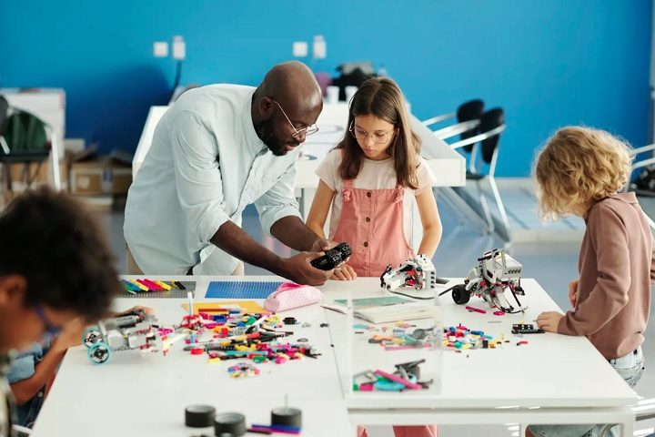 Esses “guias” recebem salários acima de US$ 100 mil anuais (o que seria equivalente a R$ 45,38 mil por mês).