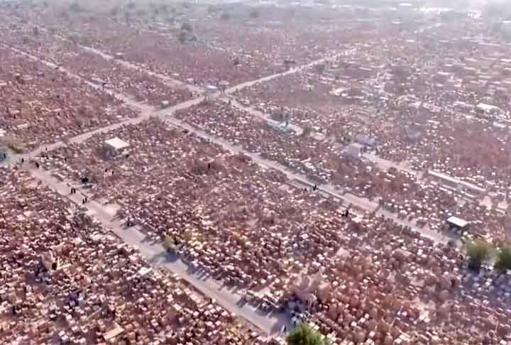 Uma curiosidade é que o próprio Guinness Book reconheceu o Wadi-us-Salam como o maior cemitério do mundo.