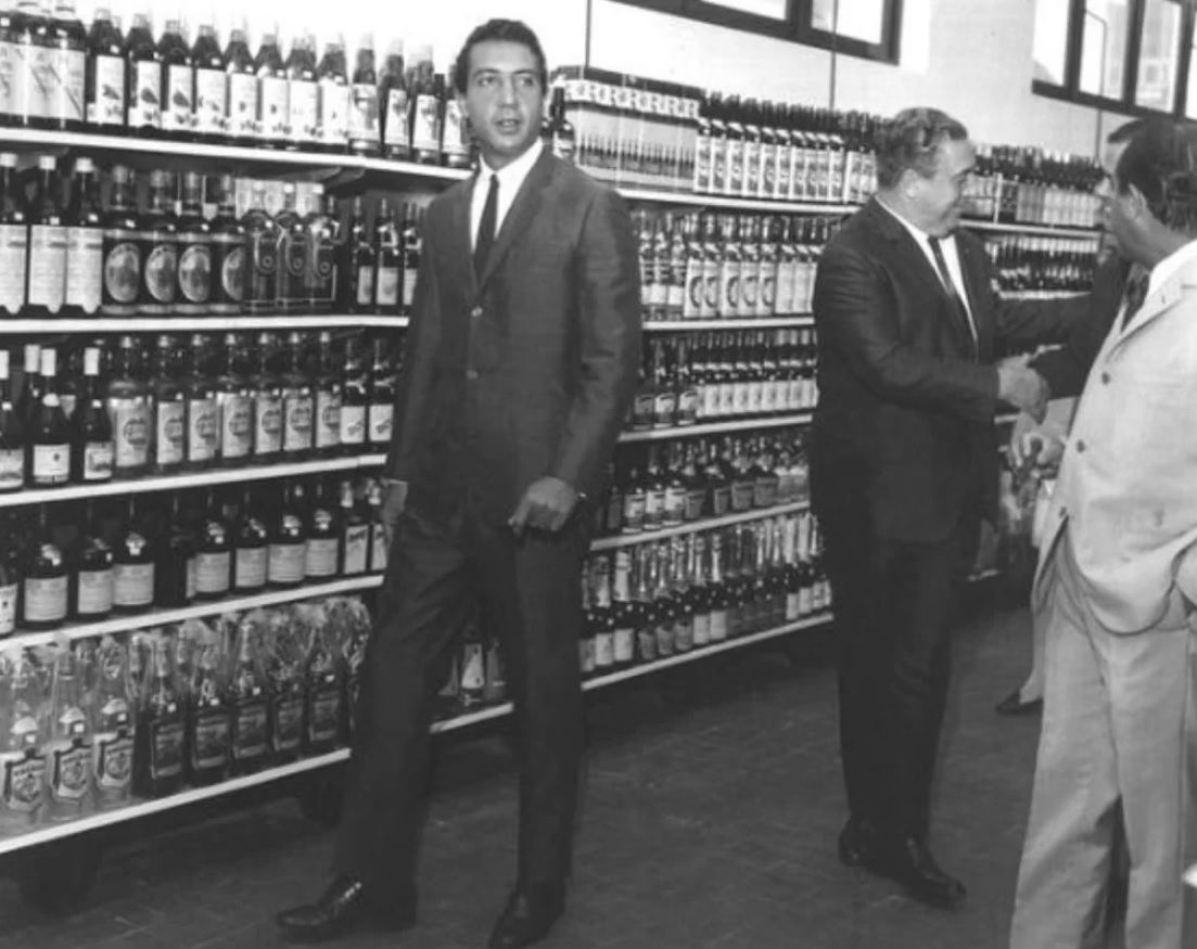 O empresário inicialmente sonhava em ser professor, porém adiou esse desejo quando seu pai, o português Valentim dos Santos Diniz, o convidou para trabalhar no negócio da família.
