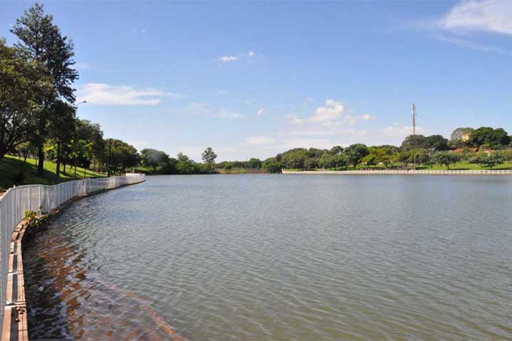 O Parque Alfredo Werner Nyffeller é um local verdejante, que possui piquenique, um playground e uma pista de corrida ao longo do lago central.