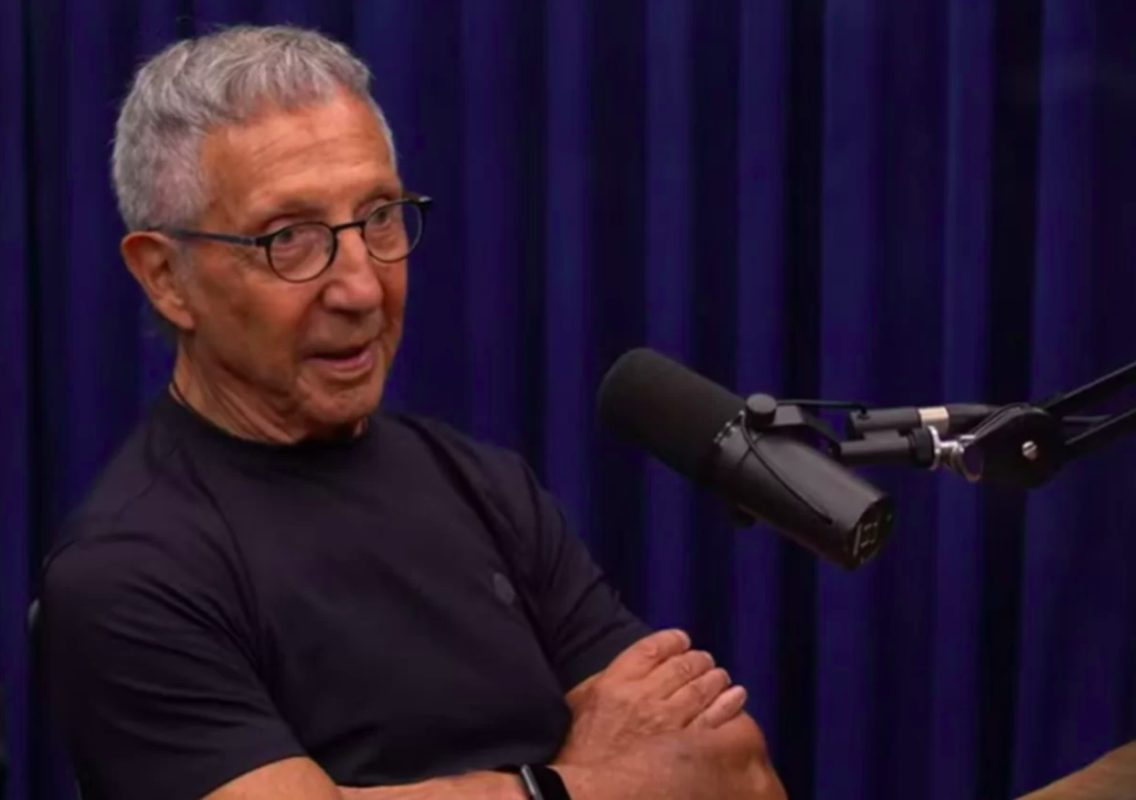 Abilio se formou em Administração de Empresas pela Fundação Getúlio Vargas (FGV) e, posteriormente, criou um curso sobre liderança e gestão, no qual deu aulas pessoalmente.
